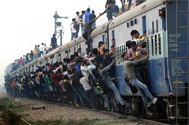 Пассажиры на переполненном поезде
