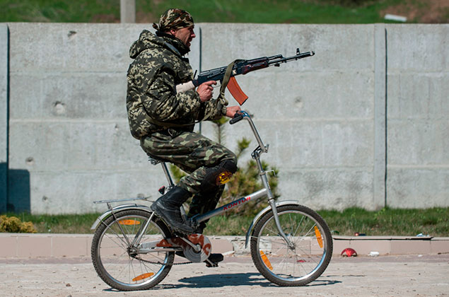 Украинский военнослужащий на велосипеде